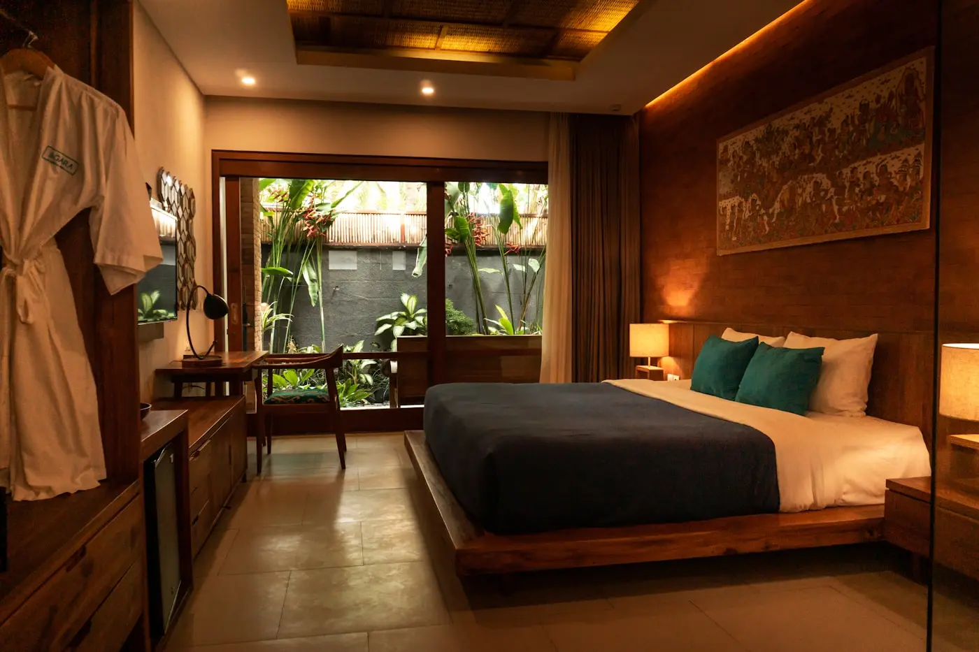 Habitación matrimonial con cama king, madera cálida y luz tenue