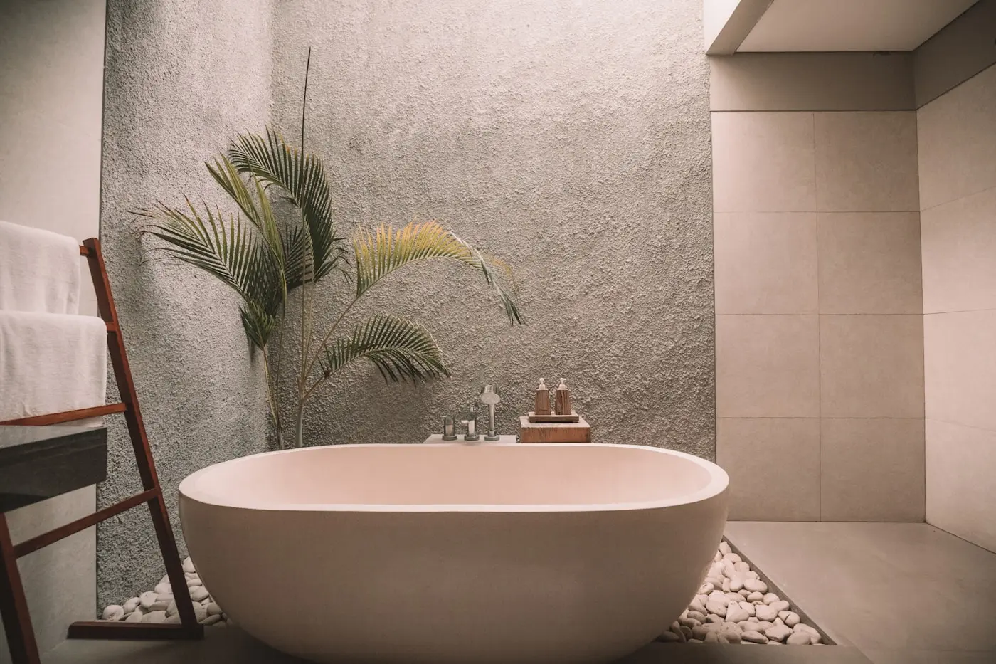 Jacuzzi de la mini suite con ambientación de spa